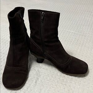 La Canadienne Women's Brown Suede Ankle Boots Size 6M